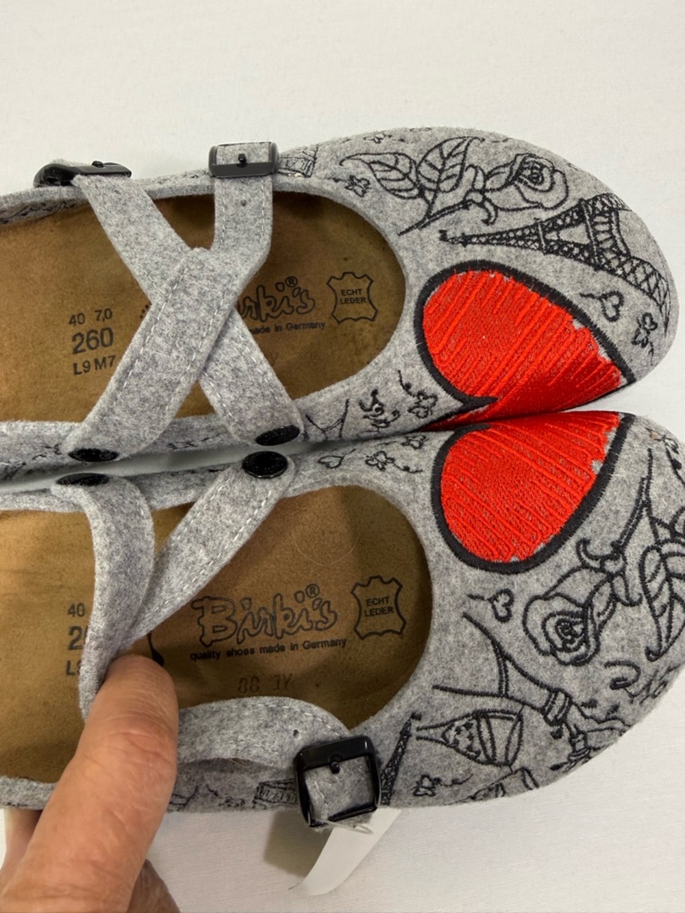 New Birki’s Women’s Size 9 Gray Felt Mules with Red Heart Accent - Picture 8 of 8
